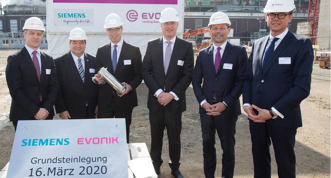 Thomas Wessel (2.v.r.), Personalvorstand und Arbeitsdirektor von Evonik, Dr. Jochen Eickholt (3.v.r.), designierter Vorstand Siemens Energy AG, Dr. Rainer Fretzen (3.v.l.), Vorsitzender der Geschäftsführung der Evonik Technology & Infrastructure GmbH, Heiko Mennerich (rechts), Leiter des Geschäftsgebiets Energy & Utilities von Evonik, Dr. Jörg Harren (links), Standortleiter des Chemieparks Marl von Evonik, und Werner Arndt (2.v.l.), Bürgermeister der Stadt Marl, bei der Grundsteinlegung des neuen Gas- und Dampfturbinenkraftwerks von Evonik. (Foto: Evonik)